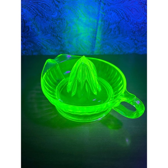 Vintage uranium glass juicer/reamer Round green by Cambridge - Picture 4 of 10